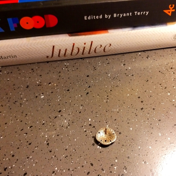 Silver Sand dollar Pendant - Picture 2 of 3